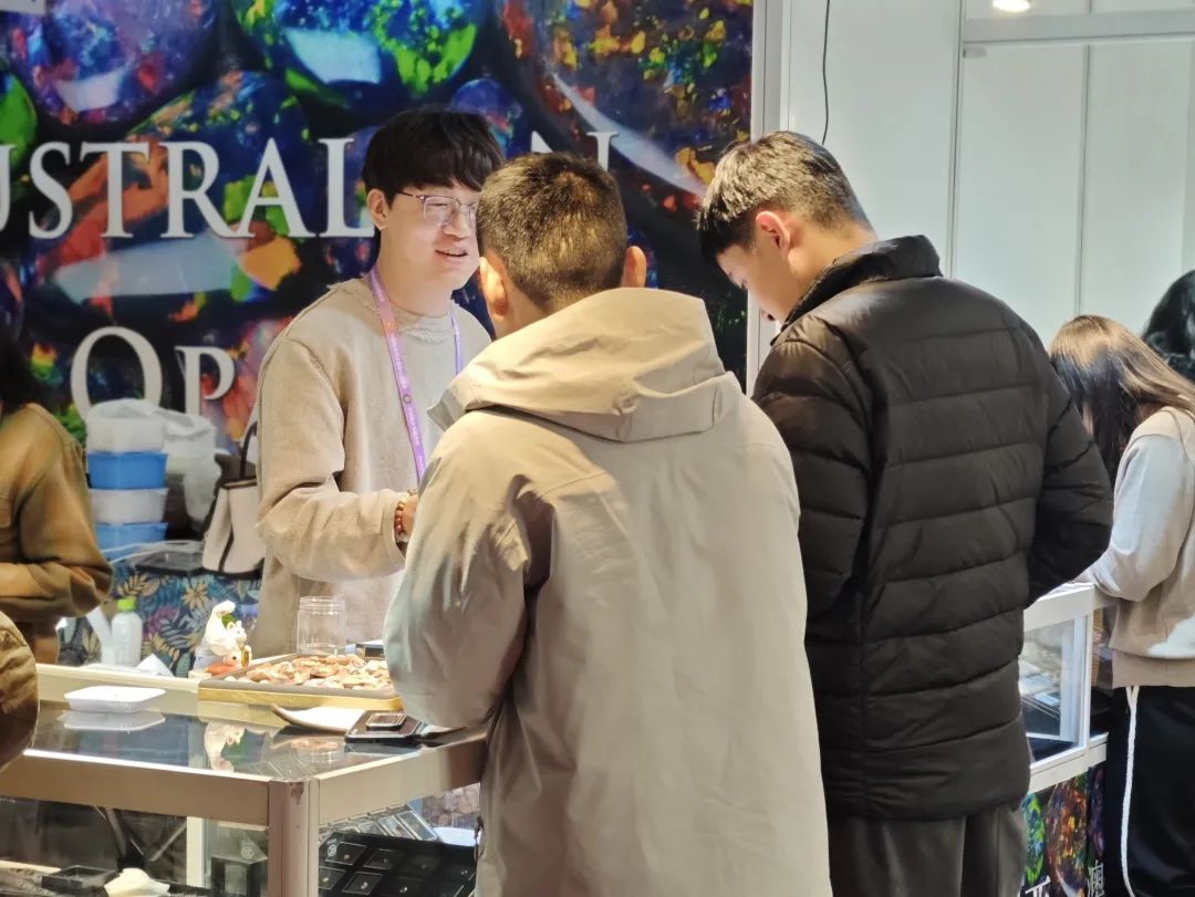 上海展 | 欧泊展区璀璨登场，卓丽欧泊演绎宝石奇幻美学